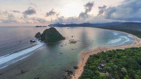 Keindahan Pantai Pulau Merah Banyuwangi, Sampai Jadi Latar Video Klip