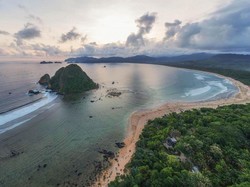 Pantai Pulau Merah, Tempat Wisata di Banyuwangi yang Eksotis
