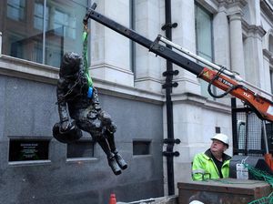 Waduh, Patung Eleanor Rigby yang Terinspirasi Lagu The Beatles Rusak