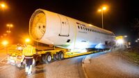 Penampakan Badan Pesawat Diangkut Pakai Truk di Hamburg