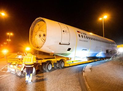 Penampakan Badan Pesawat Diangkut Pakai Truk di Hamburg