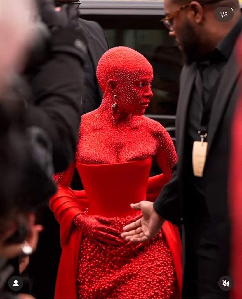 Penampilan Doja Cat di Paris Fashion Week Penampilan Doja Cat di Paris Fashion Week
