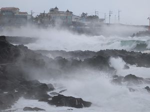 Bandara Jeju Hentikan 97 Penerbangan Imbas Badai Salju