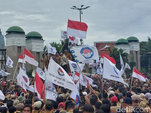 Demo Sesaki Depan DPR, Ini Tuntutan Perangkat Desa Se-Indonesia Demo Sesaki Depan DPR, Ini Tuntutan Perangkat Desa Se-Indonesia