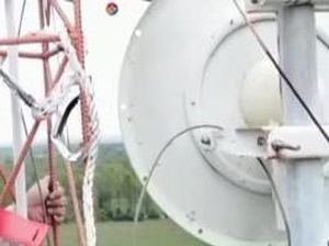 Tantang Bahaya, Petugas Bergelantungan Perbaiki Tower Pemantau Gunung Raung