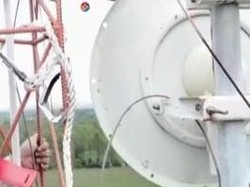 Tantang Bahaya, Petugas Bergelantungan Perbaiki Tower Pemantau Gunung Raung