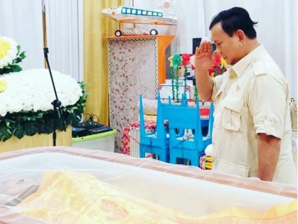 Prabowo Melayat Jenazah Lieus Sungkharisma, Keluarga Merasa Terhormat Prabowo Melayat Jenazah Lieus Sungkharisma, Keluarga Merasa Terhormat