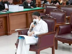 Air Mata Putri Candrawathi di Sidang Pleidoi