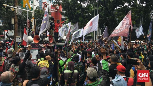 Ratusan pengendara ojek online melakukan aksi demonstrasi di depan Gedung DPRD DKI Jakarta, Rabu (25/1). Mereka menolak penerapan kebijakan jalan berbayar elektronik atau electronic road pricing (ERP)