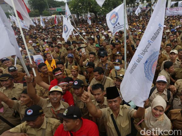 Potret Ribuan Perangkat Desa yang Geruduk Gedung DPR
