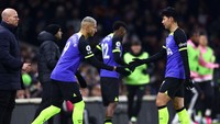 Son pada prosesnya ditarik keluar di pertengahan babak kedua untuk digantikan Richarlison, dengan Tottenham menang 1-0 atas Fulham. Foto: Getty Images/Clive Rose