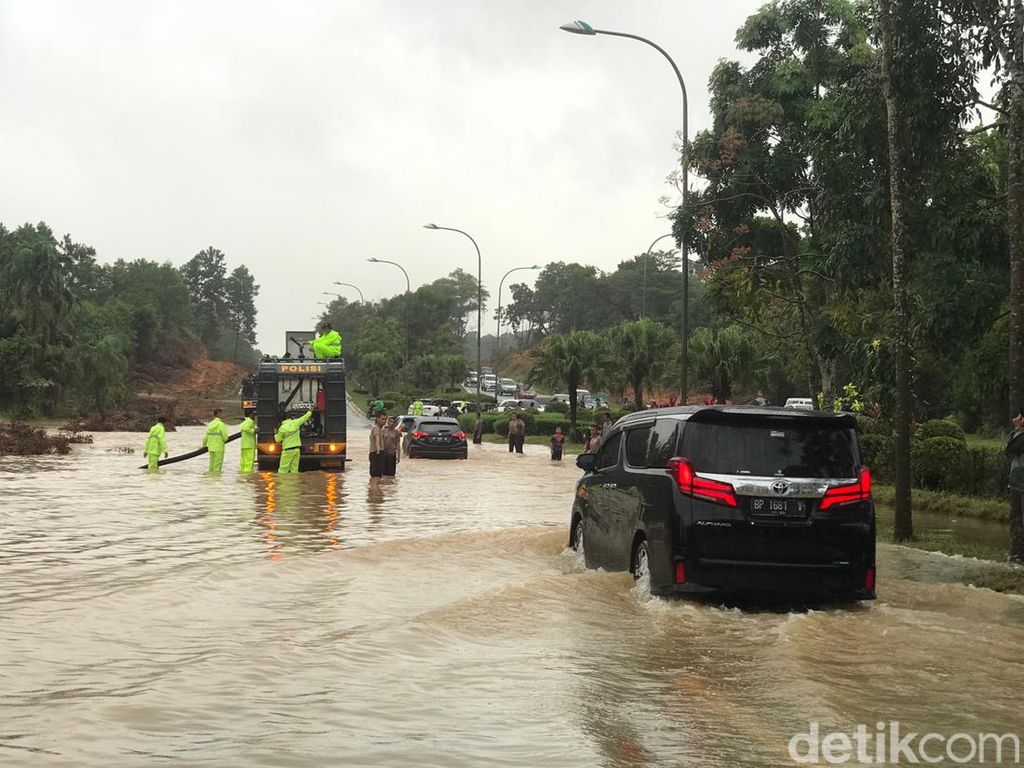 Batam Diguyur Hujan, Akses Menuju Bandara Hang Nadim Terendam Banjir