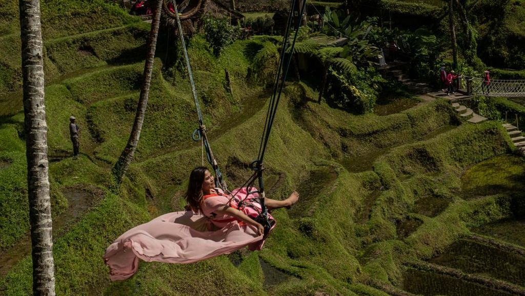 Serunya Berayun di Atas Undakan Persawahan Ubud Serunya Berayun di Atas Undakan Persawahan Ubud