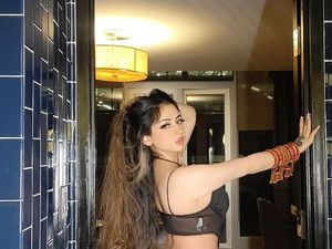 Model Dijuluki Wanita Nakal dari India Dikritik, Peloroti Celana di Jalan Model Dijuluki Wanita Nakal dari India Dikritik, Peloroti Celana di Jalan