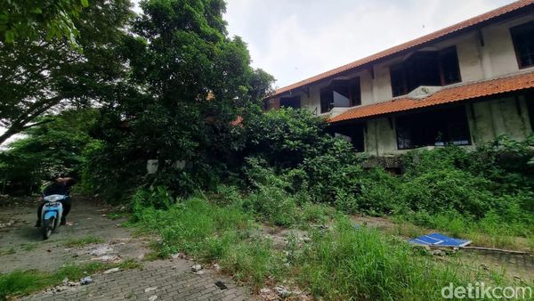 Destinasi Wisata Legendaris di Surabaya Bak Sarang Ular yang Mau Hidup Lagi