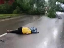 Tertimpa Pohon Tumbang, Pengendara Motor di Batam Luka-luka