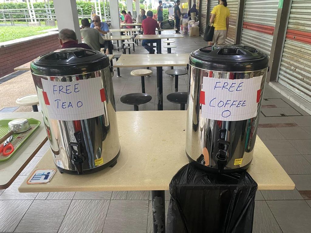 Salut! Warung Nasi Padang Ini Bagikan Teh dan Kopi Gratis Saat Imlek Salut! Warung Nasi Padang Ini Bagikan Teh dan Kopi Gratis Saat Imlek