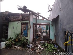 Penampakan Rumah di Surabaya Rusak Tertimpa Tembok Sekolah Ambruk