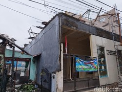 Ibu-Anak Terluka Saat Rumahnya Tertimpa Tembok Ambruk Sekolah di Surabaya