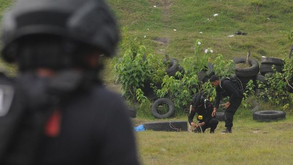 Duar! Gegana Meledakkan Mortir yang Ditemukan Warga Klaten