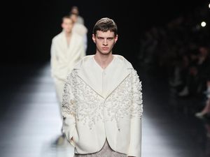 Rok Jadi Tren Busana Pria 2023 di Panggung Mode Dunia, Berani Coba?