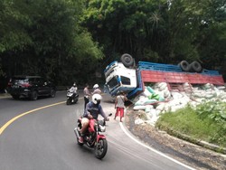 Truk Muatan Gaplek Terguling di Bokong Semar Jalan Jogja-Wonosari