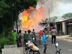 Truk Muat Ratusan Tabung Elpiji Terbakar Hebat di Sumenep, Warga Panik