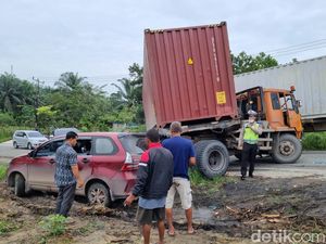 Truk Kontainer Tak Kuat Nanjak, Lintas Pekanbaru-Pelalawan Macet Parah
