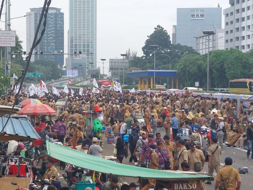 Cerita Pedagang Bakso Spesialis Saat Demo Cerita Pedagang Bakso Spesialis Saat Demo