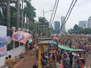 Demo Depan DPR, Pedagang Bakso Sempat-sempatnya Buka Terpal Gelar Dagangan Demo Depan DPR, Pedagang Bakso Sempat-sempatnya Buka Terpal Gelar Dagangan