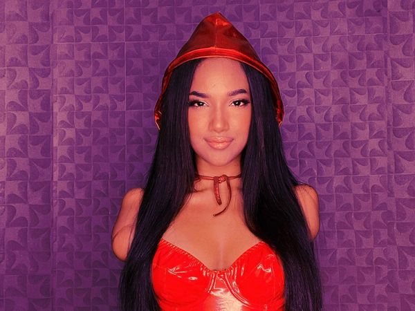 8 Foto Wanita Sukses Jadi Model Meskipun Tangan dan Kaki Diamputasi