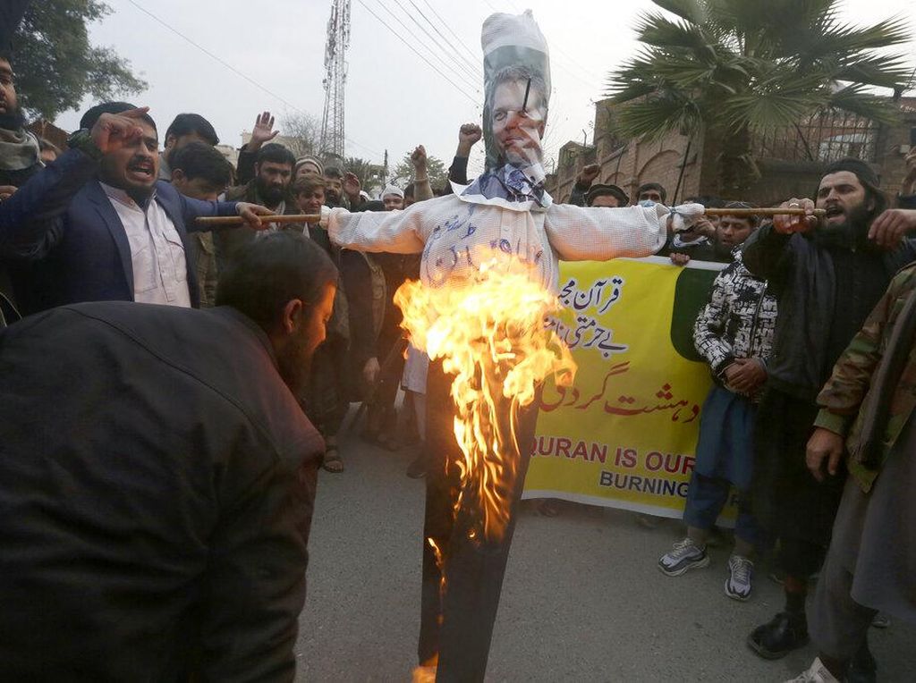Warga Muslim Pakistan Demo Protes Pembakaran Al-Quran di Swedia