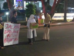 Bosan Dijanji Pemerintah, Warga Galang Dana Perbaikan Jalan Enrekang-Toraja