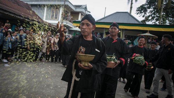 Warga Tawangmangu Membayar Nazar Lewat Tradisi Mondosiyo