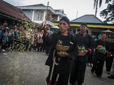 Warga Tawangmangu Membayar Nazar Lewat Tradisi Mondosiyo