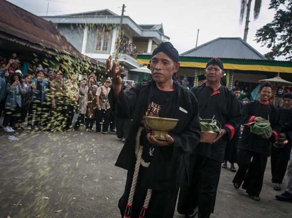 Warga Tawangmangu Membayar Nazar Lewat Tradisi Mondosiyo