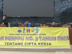Mahasiswa Lempar Telur - Pecahkan Gelas di Ruang Paripurna DPRD Sumut