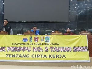 Mahasiswa Lempar Telur - Pecahkan Gelas di Ruang Paripurna DPRD Sumut Mahasiswa Lempar Telur - Pecahkan Gelas di Ruang Paripurna DPRD Sumut