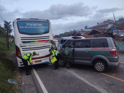 Ambulans Tabrak Bus Parkir di Jalan Raya Padang-Bukittinggi, 1 Luka