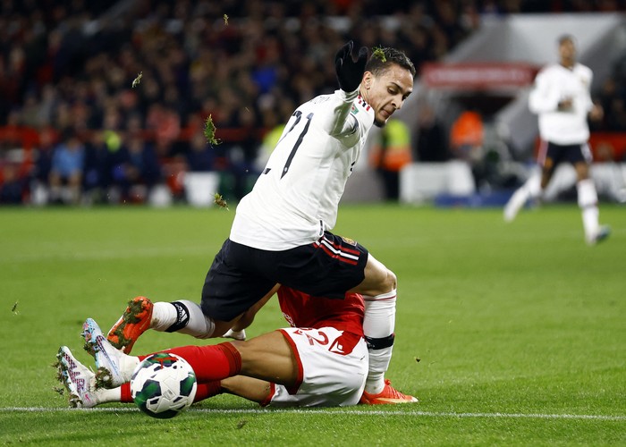 Soccer Football - Carabao Cup - Semi Final - First Leg - Nottingham Forest v Manchester United - The City Ground, Nottingham, Britain - January 25, 2023 Manchester Uniteds Antony in action with Nottingham Forests Renan Lodi Action Images via Reuters/Peter Cziborra