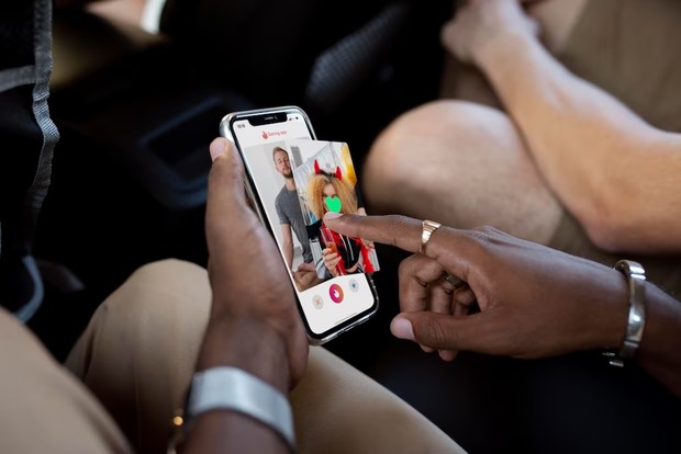 Atasi kesepian di malam minggu/foto: freepik.com/freepik Kaum single bisa memanfaatkan waktu sepi di malam minggu untuk mencari pasangan melalui aplikasi kencan online.