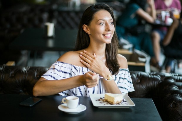 Atasi kesepian di malam minggu/foto: freepik.com/senivpetro Mengisi malam minggu dengan memanjakan diri agar terhindari dari rasa sepi karena tidak memiliki pasangan.