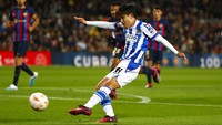 Sementara itu, peluang terbaik diperoleh Sociedad pada menit ke-30. Tendangan Takefusa Kubo dari sudut sempit melewati Marc-Andre ter Stegen, tapi membentur tiang gawang.  