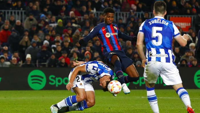 Barcelona ke Semifinal Copa del Rey Usai Tumbangkan Real Sociedad Barcelona's Ansu Fati, center, challenges for the ball with Real Sociedad's Robin Le Normand, left, during the Spanish Copa del Rey soccer match between Barcelona and Real Sociedad at the Camp Nou stadium, in Barcelona, Spain, Wednesday, Jan. 25, 2023. (AP Photo/Joan Monfort)
