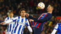 Barcelona yang tampil dominan sempat menjebol gawang Sociedad pada menit ke-11 lewat Robert Lewandowski. Namun, gol dianulir oleh wasit karena bola sempat membentur Frenkie de Jong yang offside.  