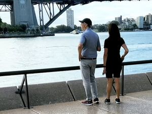 Ehem! Bill Gates Jalan Bareng Wanita Misterius di Sydney