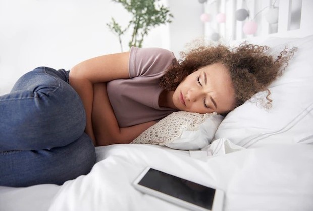 Penderitanya juga mengeluhkan nyeri seperti tertekan di bagian atas perut.