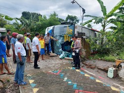 Hindari Mobil Nyelonong, Bus Angkut 60 Penumpang di Kediri Terguling
