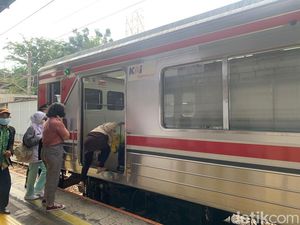 Cerita Lansia Penumpang KRL Nyaris Jatuh gegara Lebarnya Celah Peron Cerita Lansia Penumpang KRL Nyaris Jatuh gegara Lebarnya Celah Peron