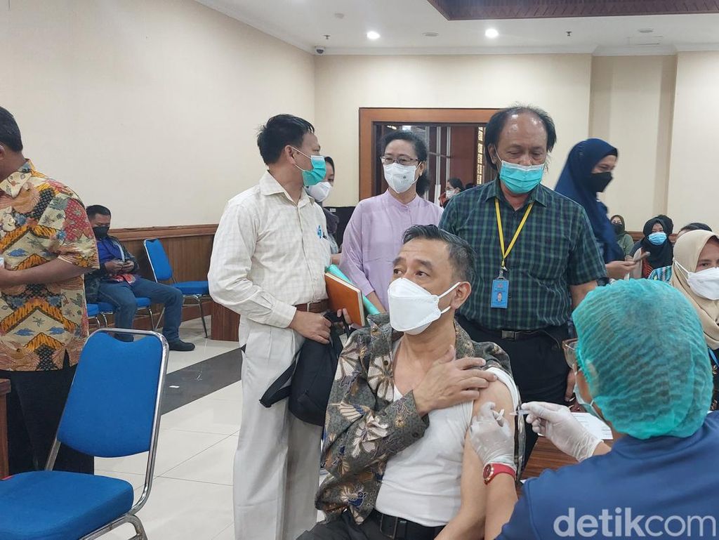 Dubes Myanmar untuk ASEAN Disuntik Vaksin Booster 2 di Kantor Walkot Jakpus